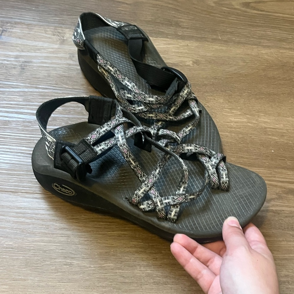 Chaco Black Platform Sandals with Gray Patterned Straps Size Women’s 6